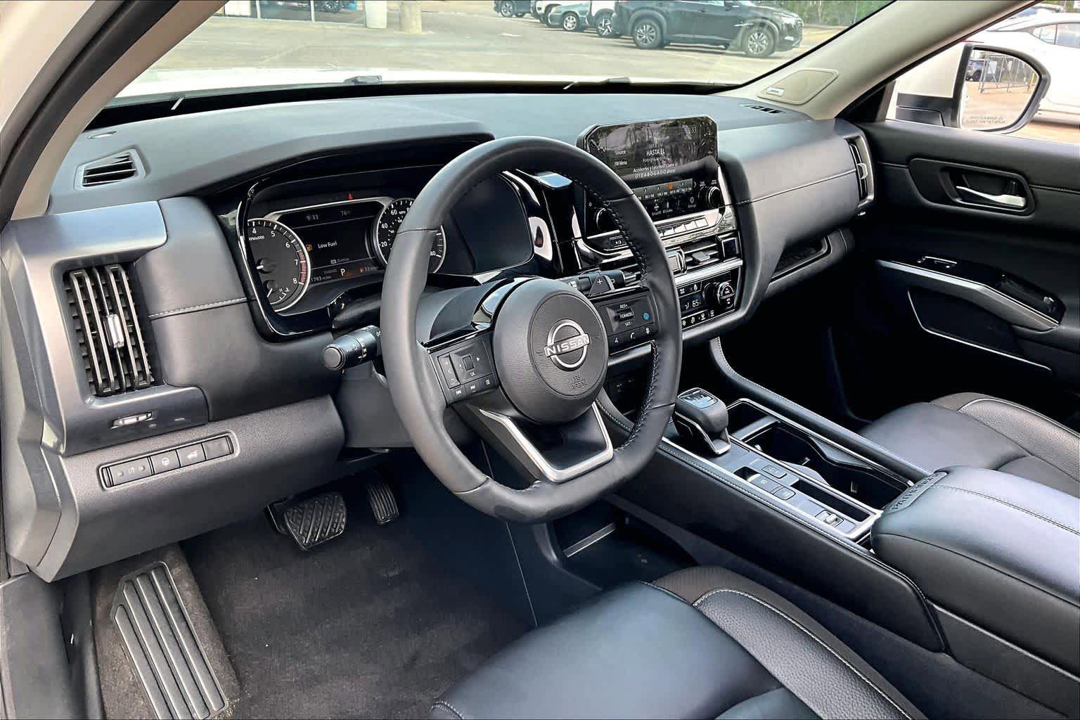 Used 2023 Nissan Pathfinder SL w/ SL Premium Package image 16