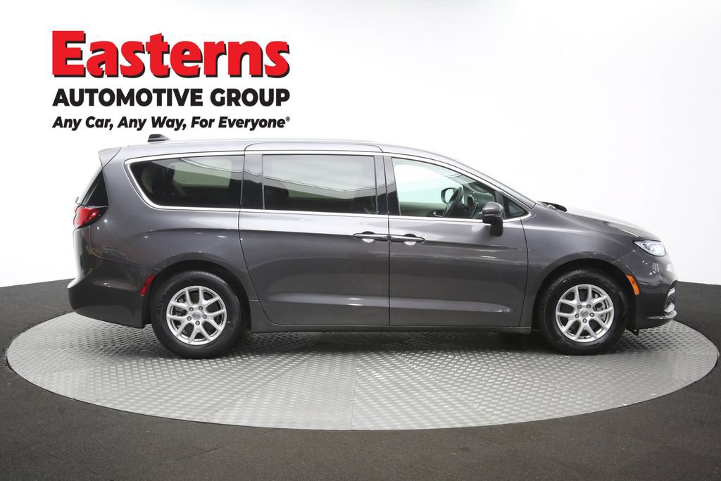 Used 2023 Chrysler Pacifica Touring-L FWD image 46