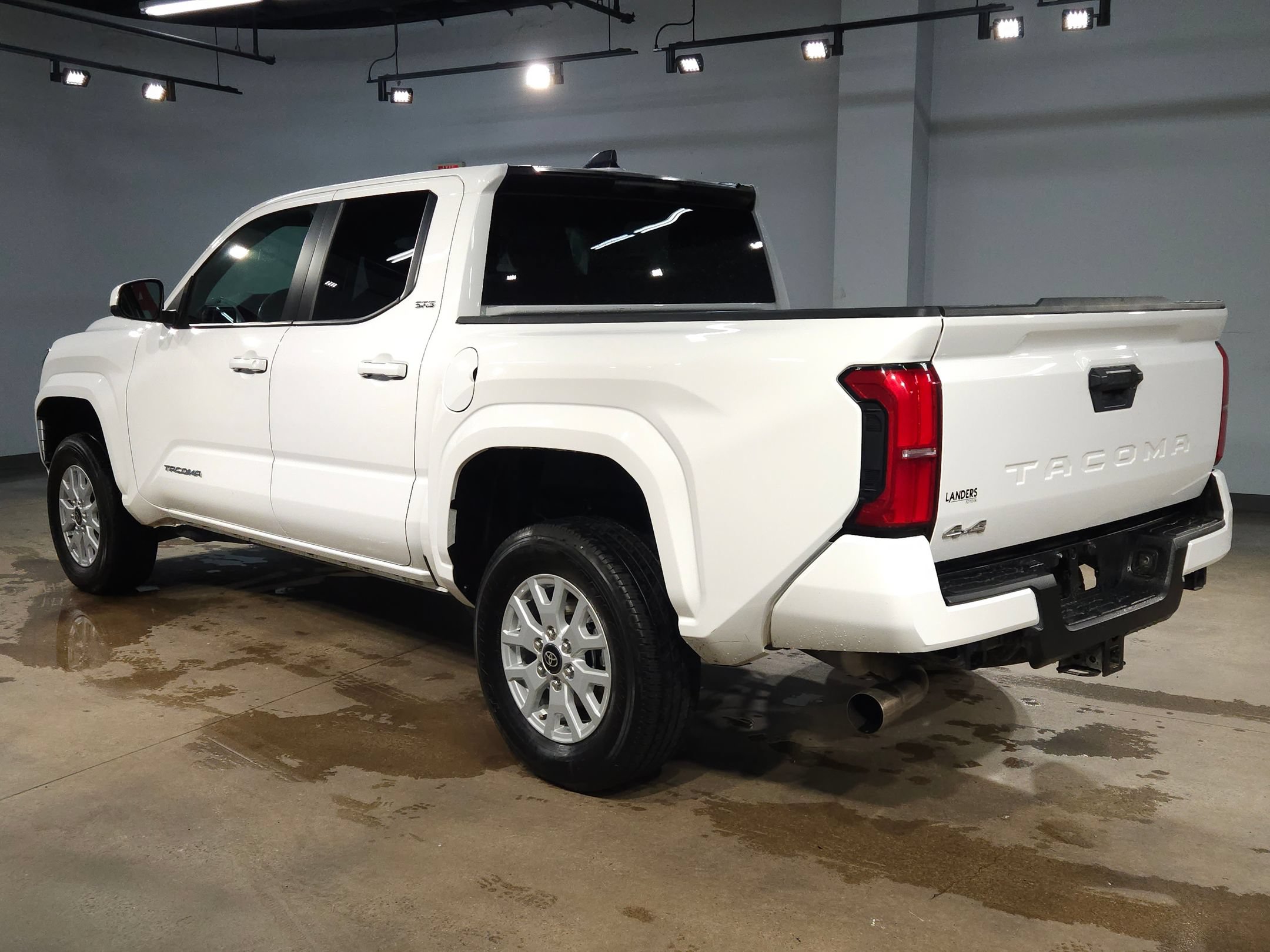 Used 2025 Toyota Tacoma SR5 AWD/4WD image 5