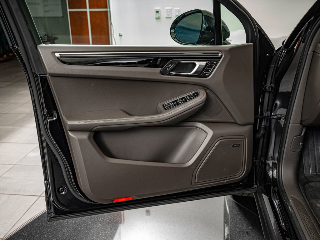 Certified 2025 Porsche Macan AWD/4WD image 23