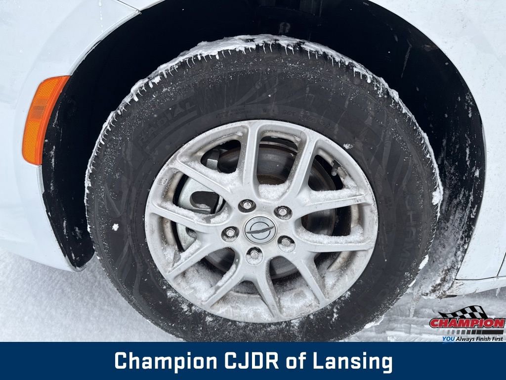 Used 2025 Chrysler Pacifica Select image 10