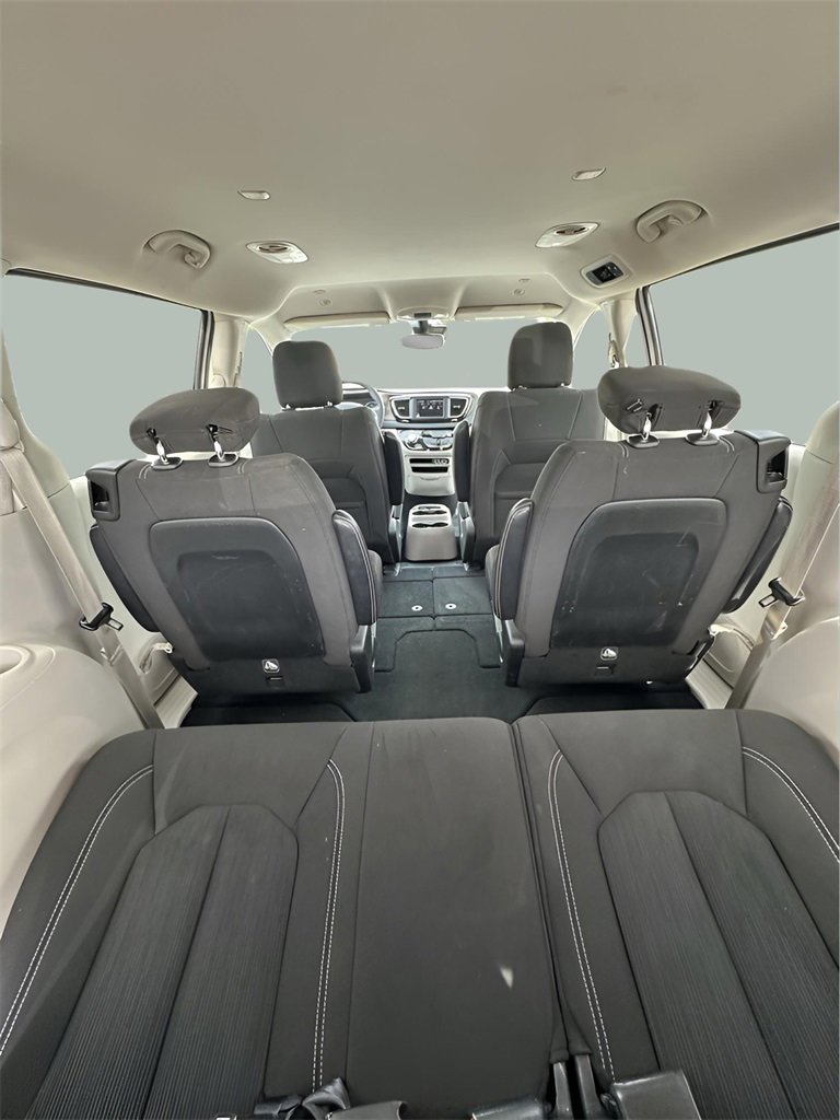 Used 2023 Chrysler Voyager LX image 15