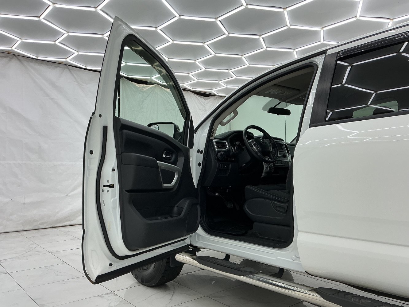 Used 2019 Nissan Titan SV AWD/4WD image 16