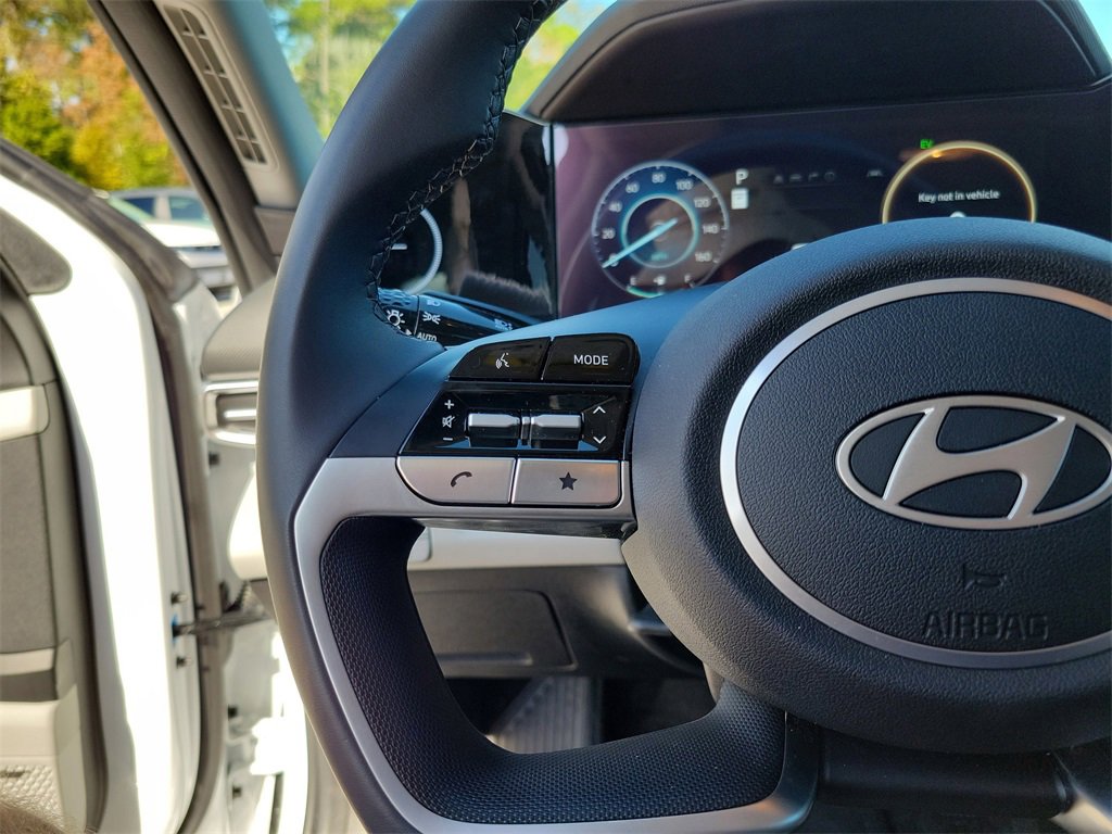 Used 2025 Hyundai Elantra Limited image 14