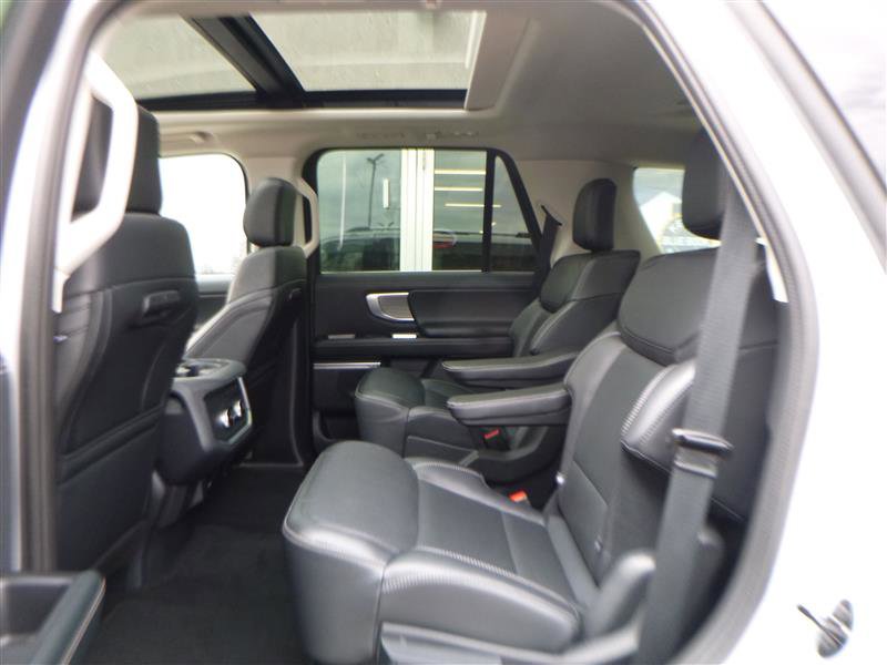 Used 2025 Ford Expedition Platinum AWD/4WD image 6