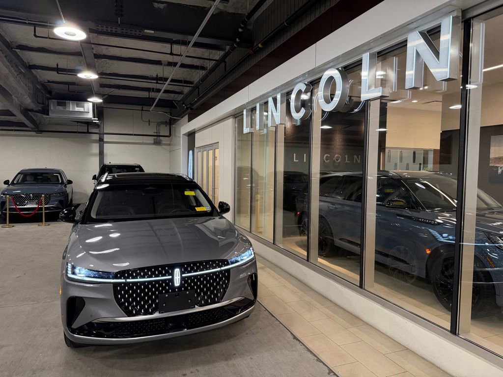 Used 2024 Lincoln Nautilus Reserve w/ Equipment Group 202A image 2