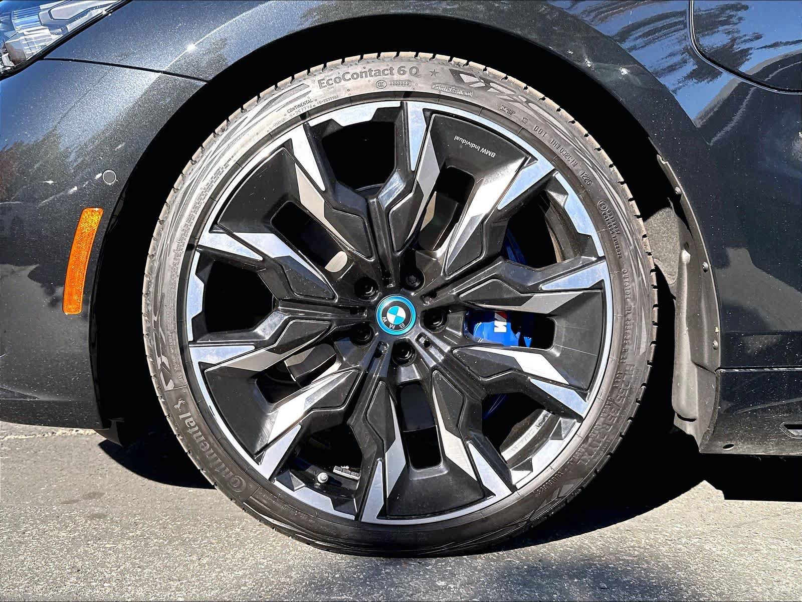 Used 2025 BMW 550e xDrive w/ Premium Package AWD/4WD image 9