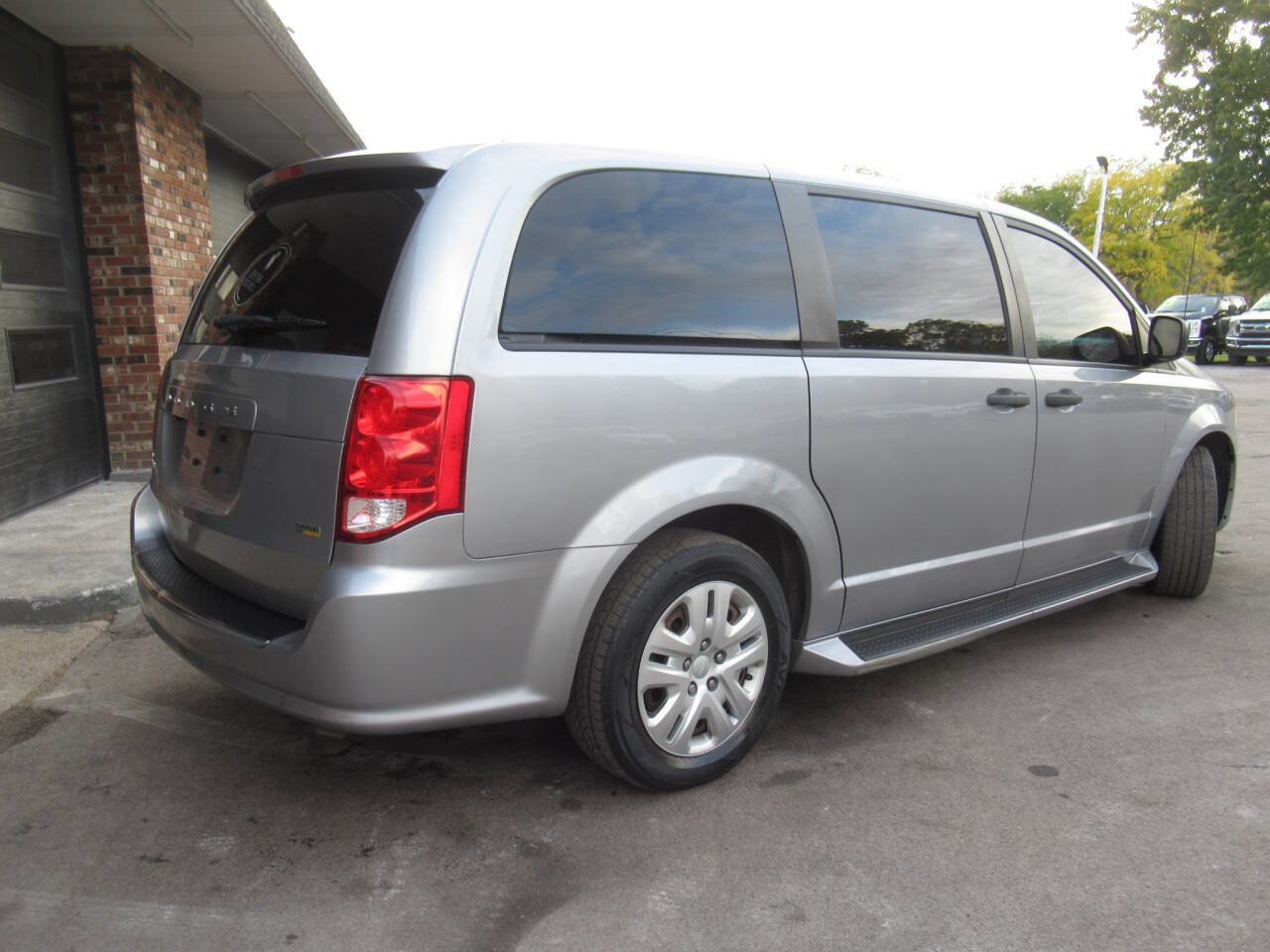 Used 2019 Dodge Grand Caravan SE w/ UConnect Hands-Free Group image 7