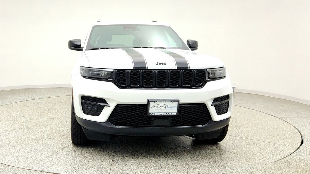 Used 2025 Jeep Grand Cherokee Altitude AWD/4WD image 2