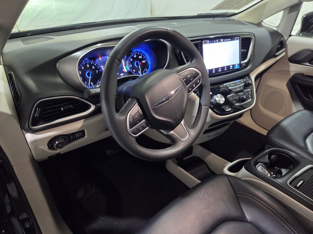 Used 2024 Chrysler Pacifica Touring-L FWD image 6