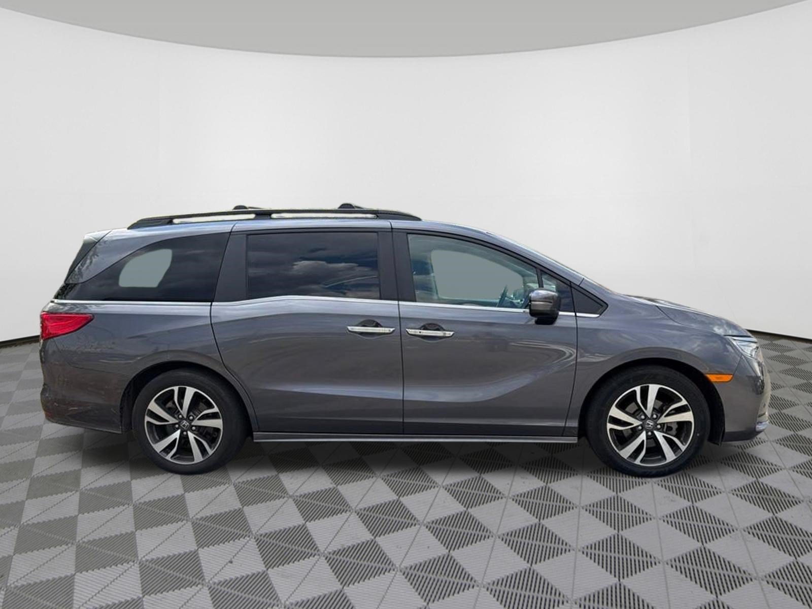 Used 2024 Honda Odyssey Touring image 2