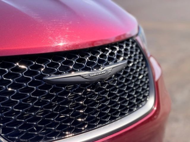Used 2023 Chrysler Pacifica Limited w/ S Appearance Package image 31