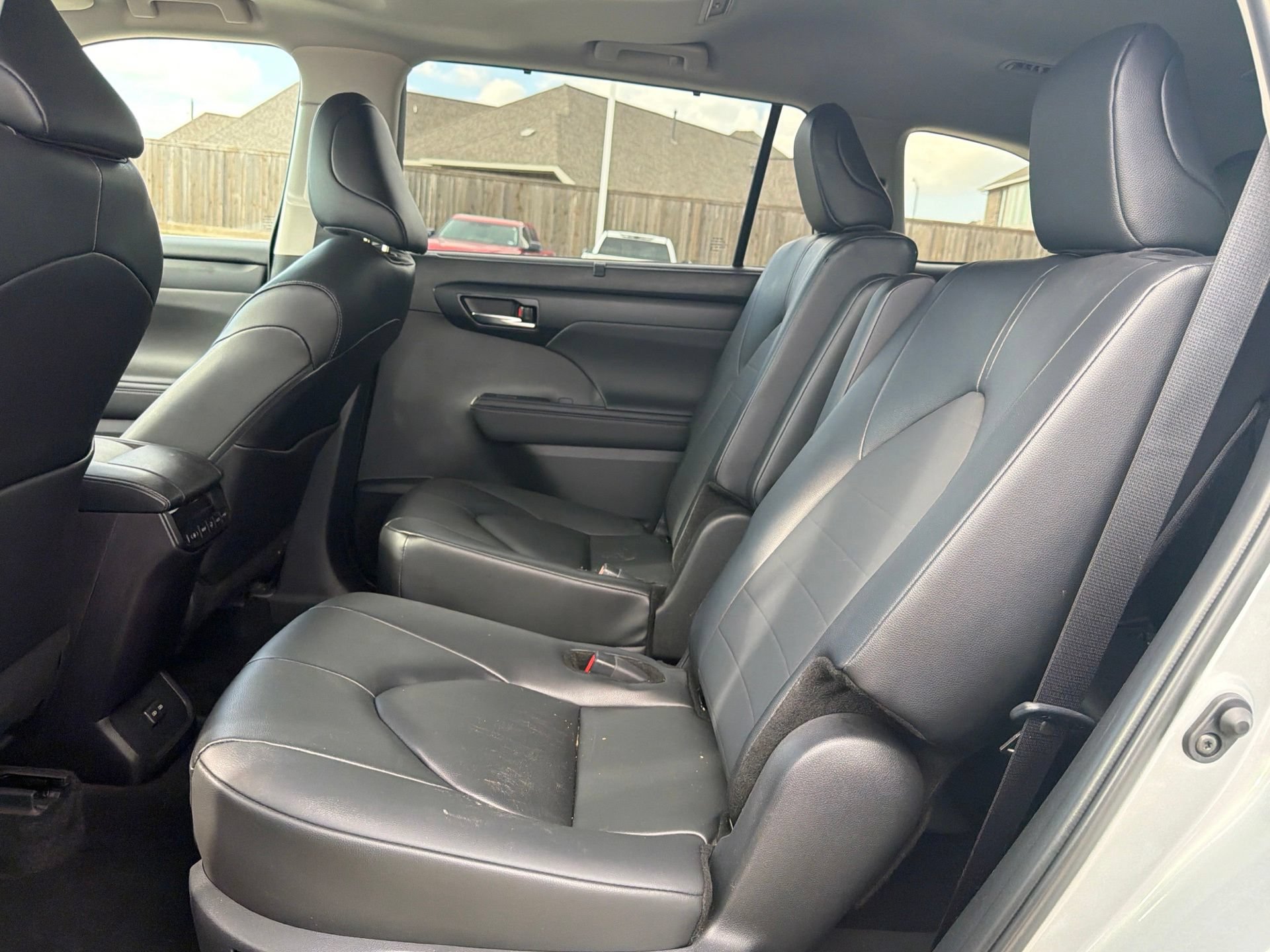 Used 2025 Toyota Highlander XLE FWD image 12