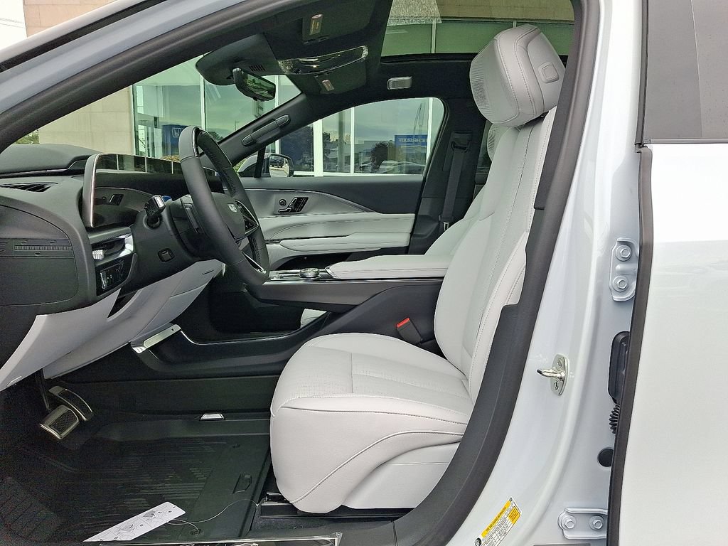 New 2027 Cadillac Lyriq Signature Sport w/ LPO, Floor Liner Package AWD/4WD image 6