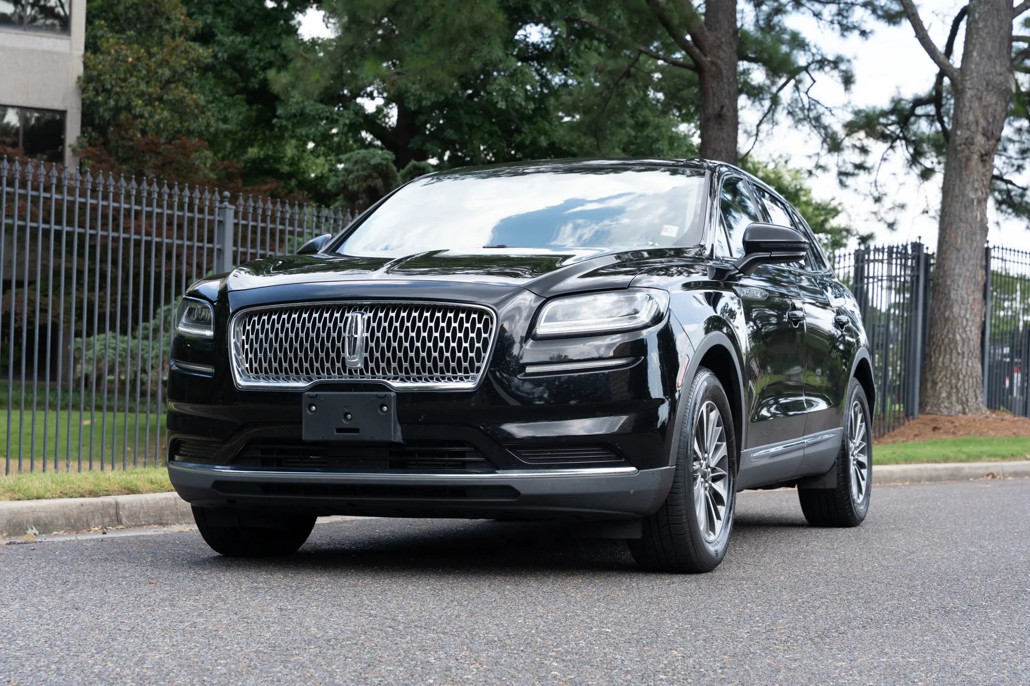 Used 2021 Lincoln Nautilus Reserve FWD image 2