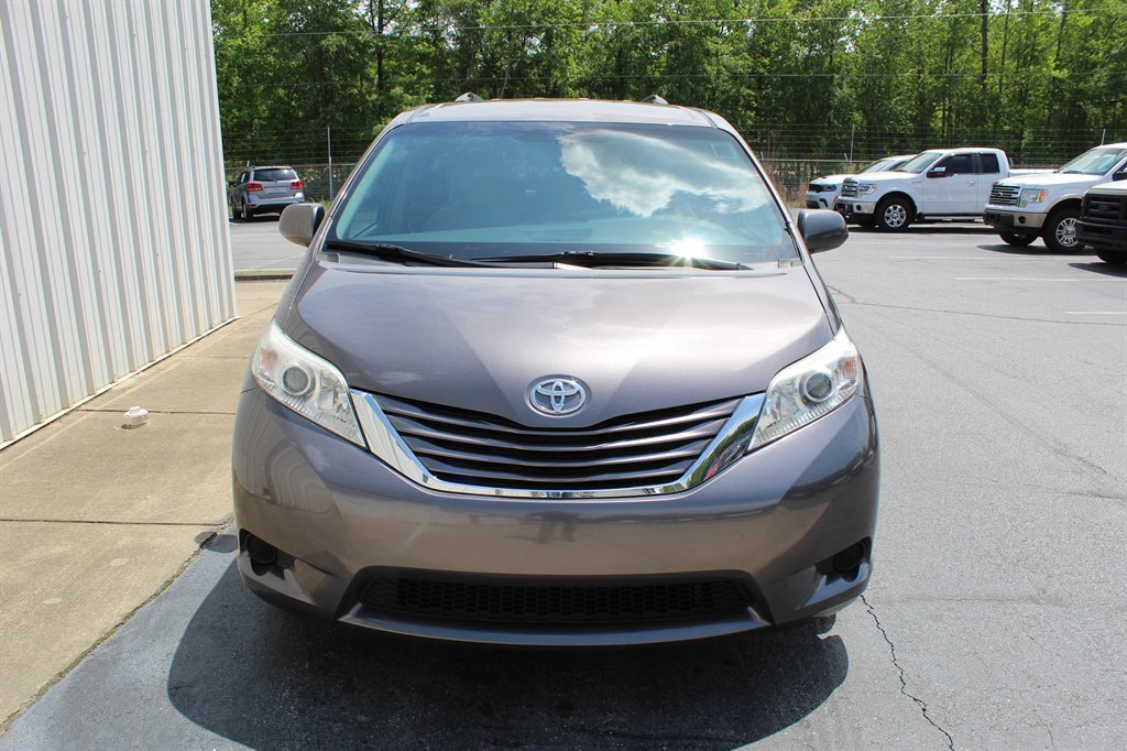 Used 2015 Toyota Sienna LE image 12