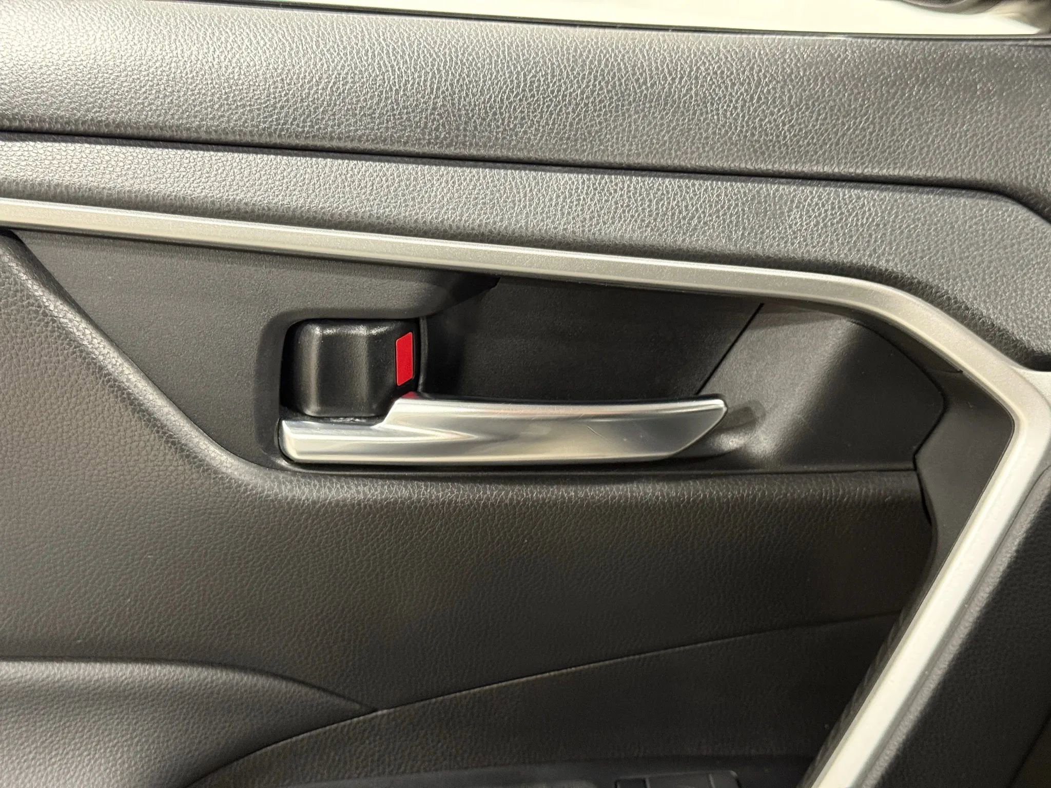 Used 2022 Toyota RAV4 XLE w/ Convenience Package image 13