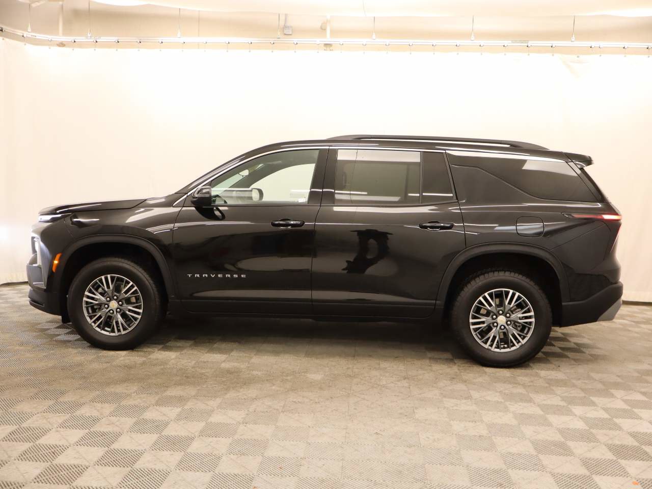Used 2025 Chevrolet Traverse LT image 2