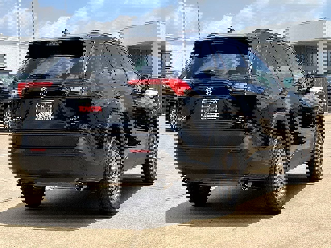 Used 2025 Toyota RAV4 XLE AWD/4WD image 4