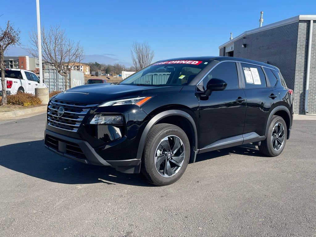 Used 2025 Nissan Rogue SV image 3