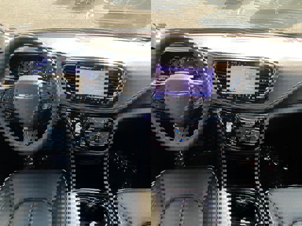 Used 2023 Chrysler Pacifica Limited w/ Uconnect Theater Family Group image 12