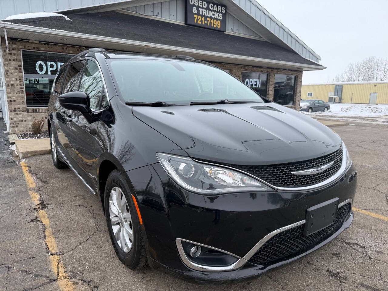 Used 2017 Chrysler Pacifica Touring-L image 1