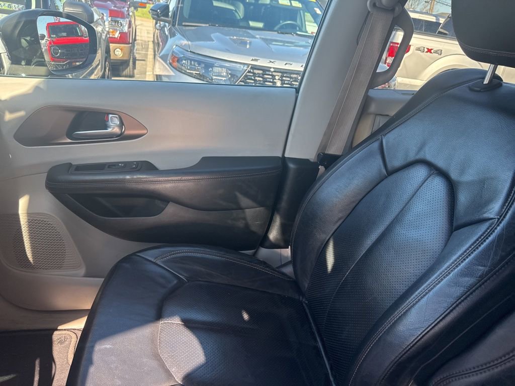 Used 2018 Chrysler Pacifica Touring-L Plus w/ Tire & Wheel Group FWD image 12