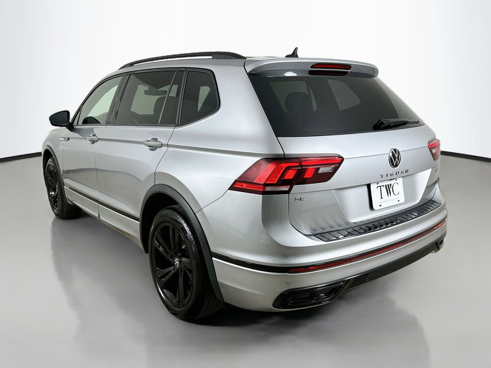 Used 2024 Volkswagen Tiguan SE R-Line AWD/4WD image 7