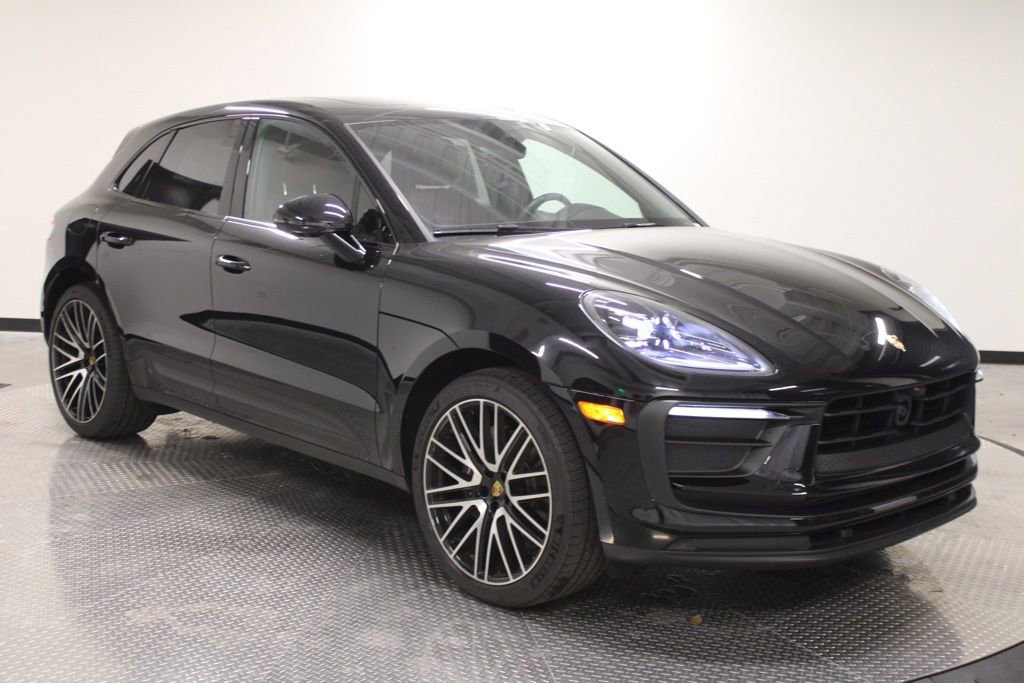 Certified 2025 Porsche Macan AWD/4WD image 9
