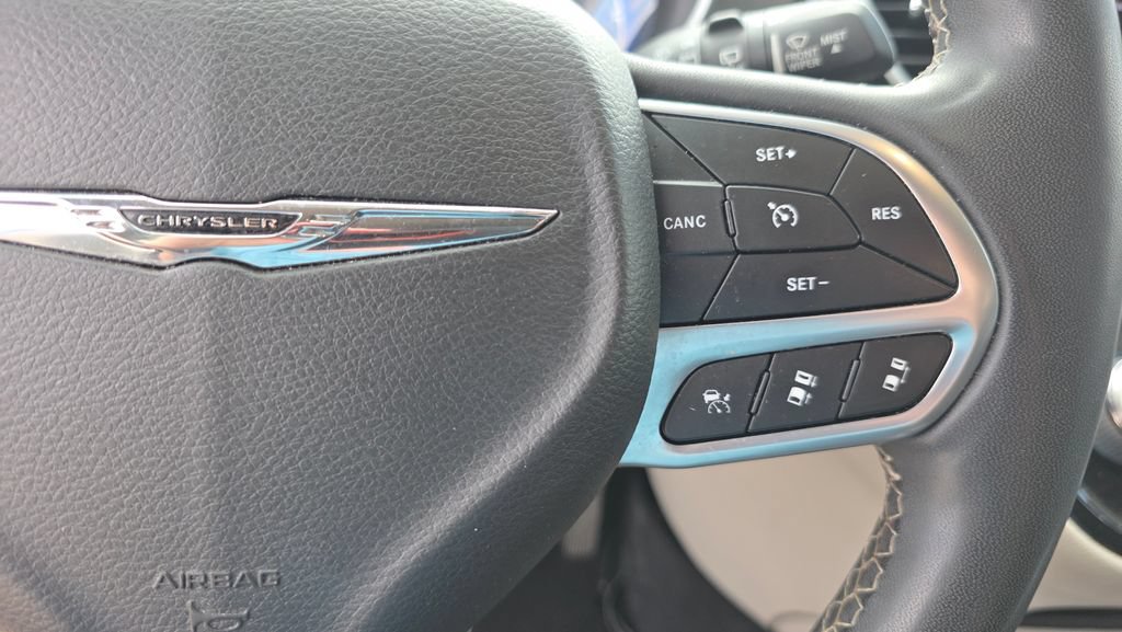 Used 2022 Chrysler Pacifica Touring-L w/ Uconnect Theater Family Group FWD image 15