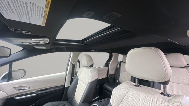 Used 2025 Toyota Sienna Platinum image 12