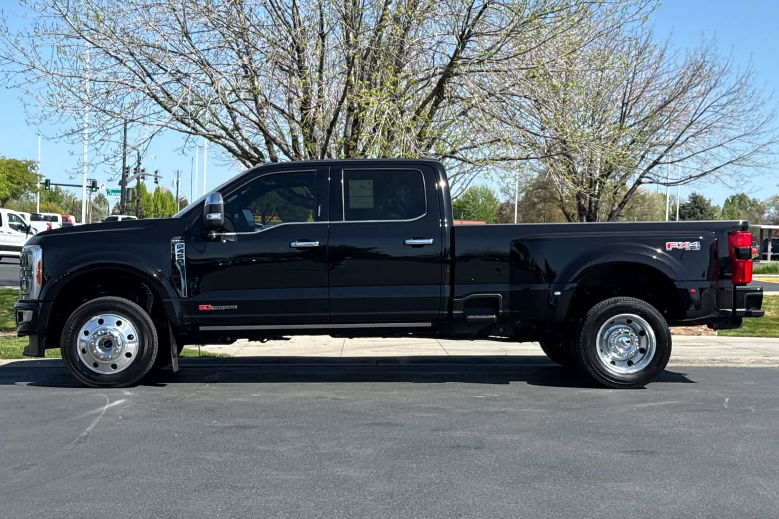 Certified 2023 Ford F450 Platinum w/ FX4 Off-Road Package AWD/4WD image 5