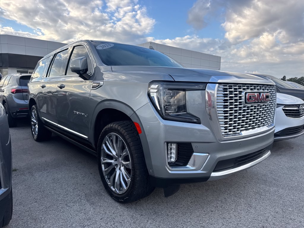 Used 2023 GMC Yukon XL Denali w/ Denali Reserve Package AWD/4WD image 3