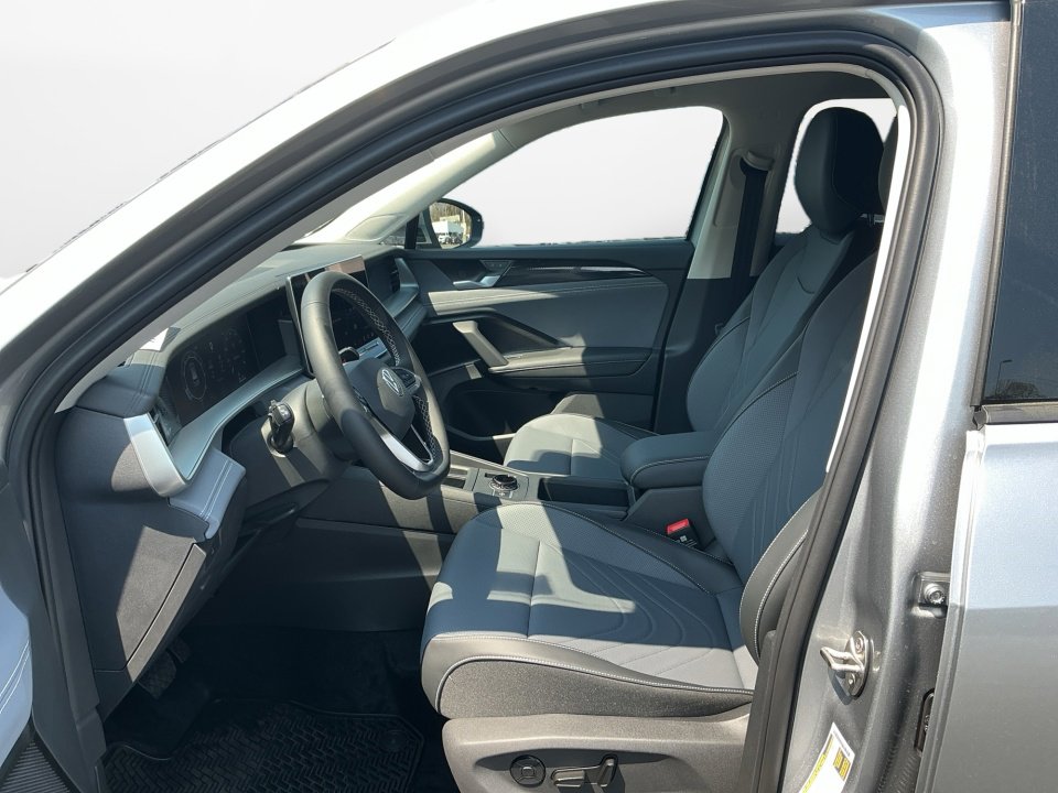 New 2026 Volkswagen Tiguan SE FWD image 9
