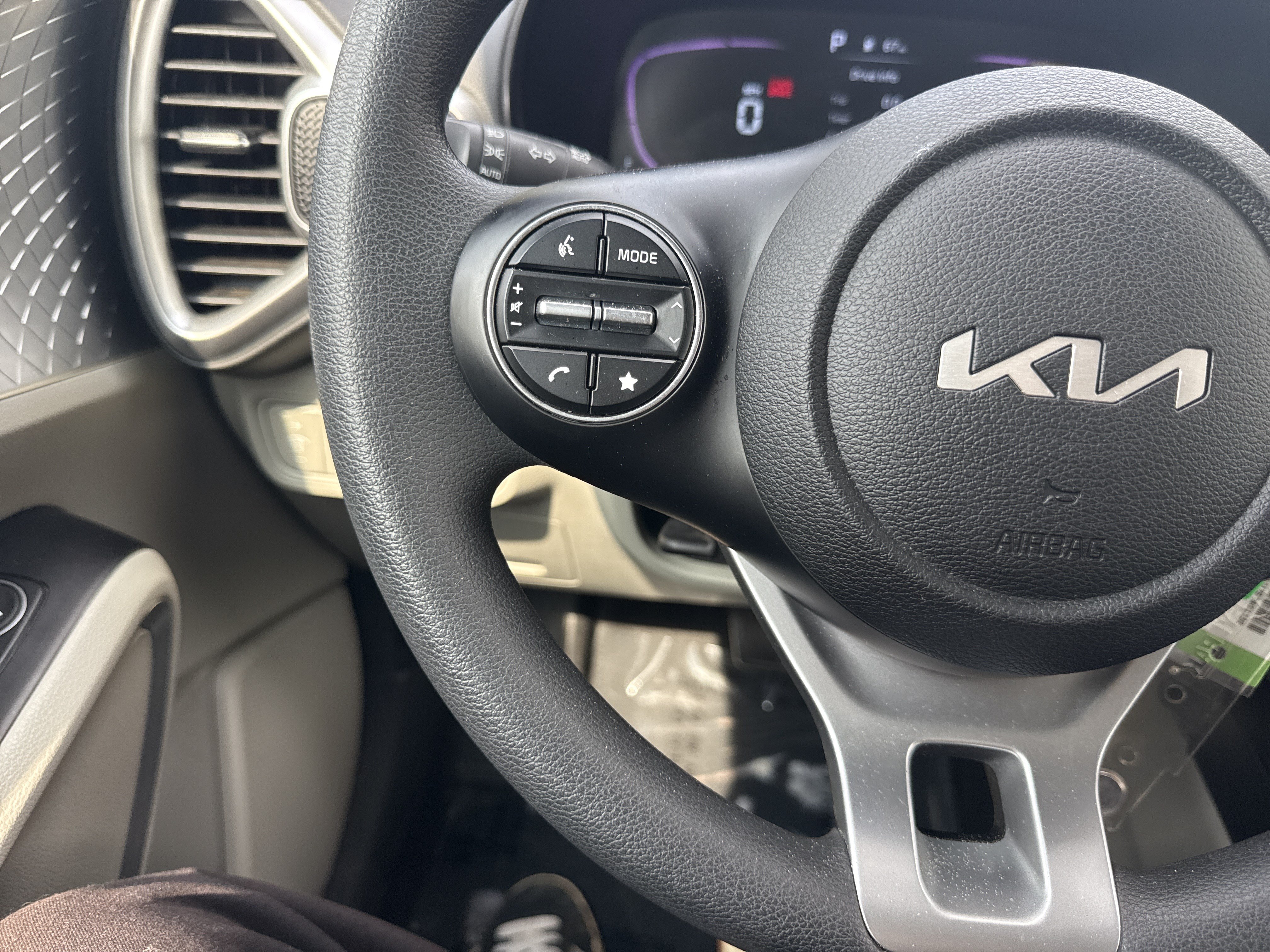 Used 2025 Kia Soul LX w/ LX Technology Package FWD image 19