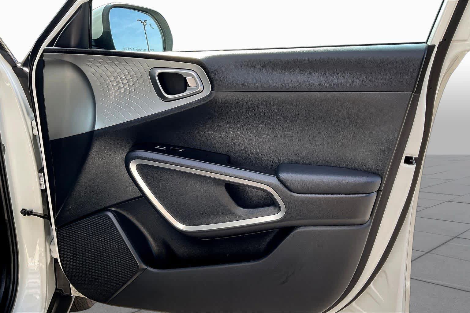Used 2025 Kia Soul LX w/ LX Technology Package FWD image 22