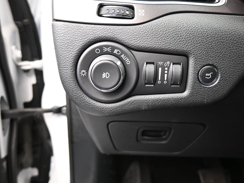 Used 2019 Jeep Cherokee Limited image 30