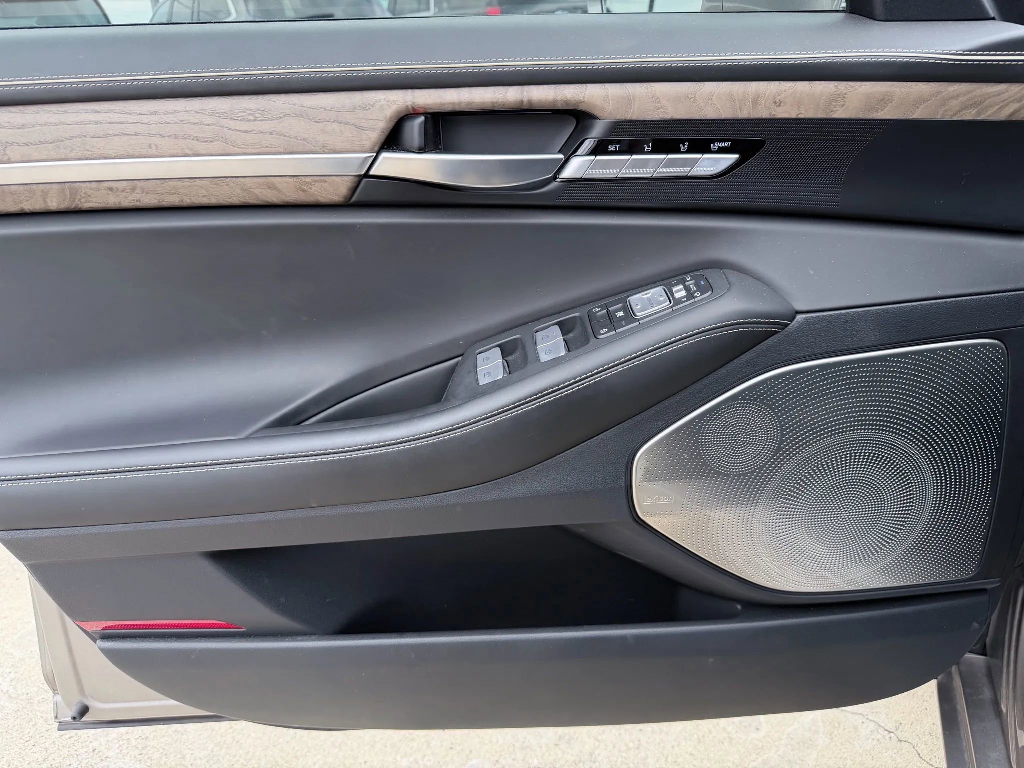 Used 2021 Genesis G90 5.0 Ultimate image 34