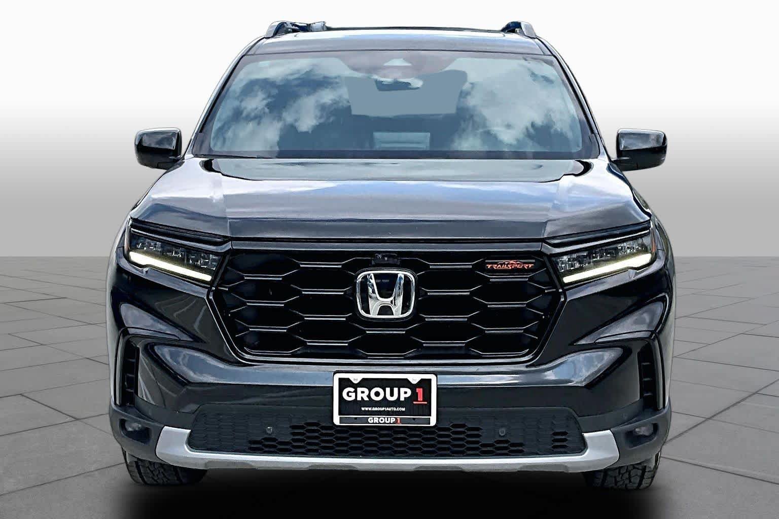 Used 2025 Honda Pilot TrailSport image 4