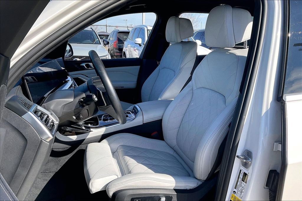 Used 2023 BMW X7 xDrive40i w/ Parking Assistance Package image 31