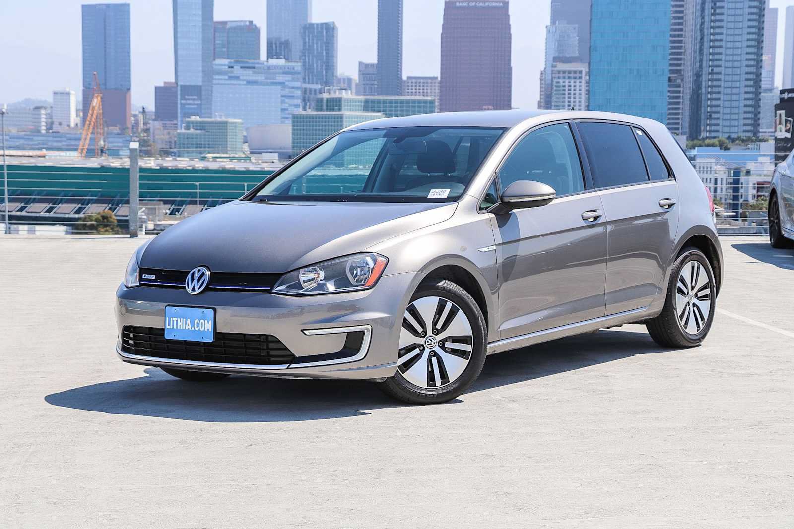 Used 2016 Volkswagen e-Golf SE FWD image 1