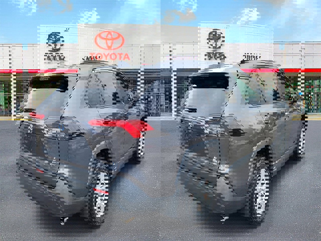 Used 2019 Toyota RAV4 LE image 3