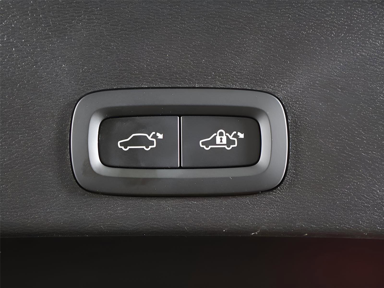 Used 2023 Volvo XC40 B5 Plus w/ Protection Package Premier image 21