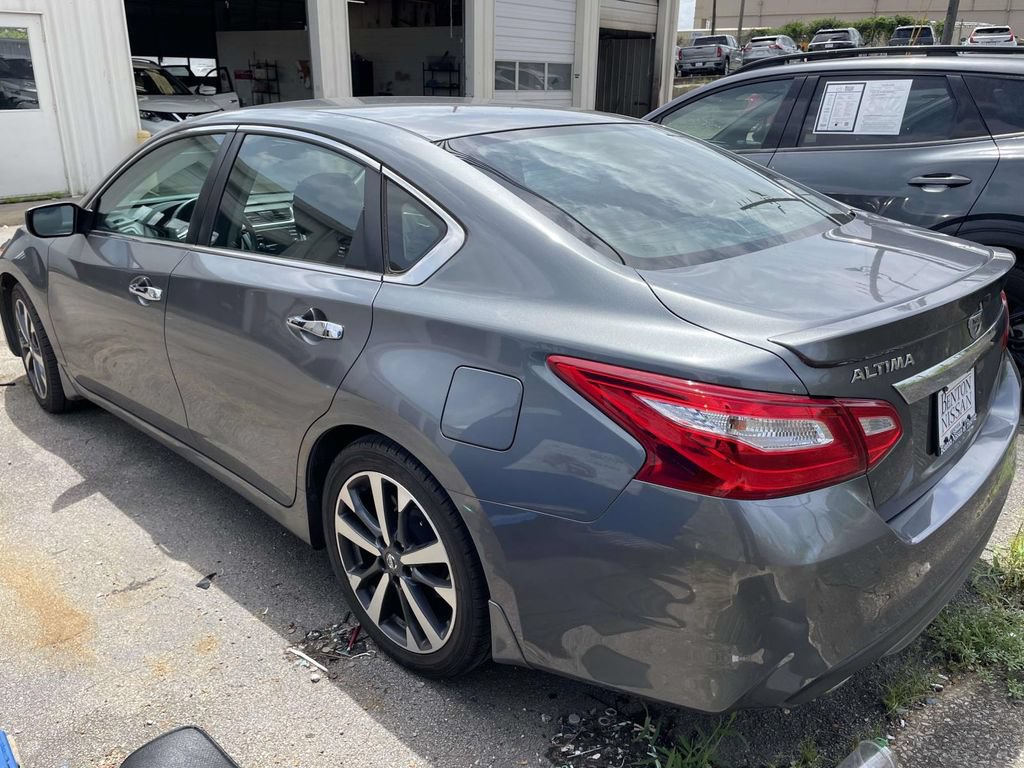 Used 2016 Nissan Altima 2.5 SR w/ LED Appearance Package FWD image 4