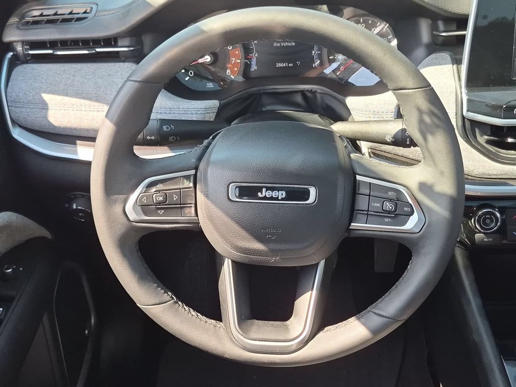 Used 2025 Jeep Compass Latitude w/ Sun & Sound Group AWD/4WD image 23