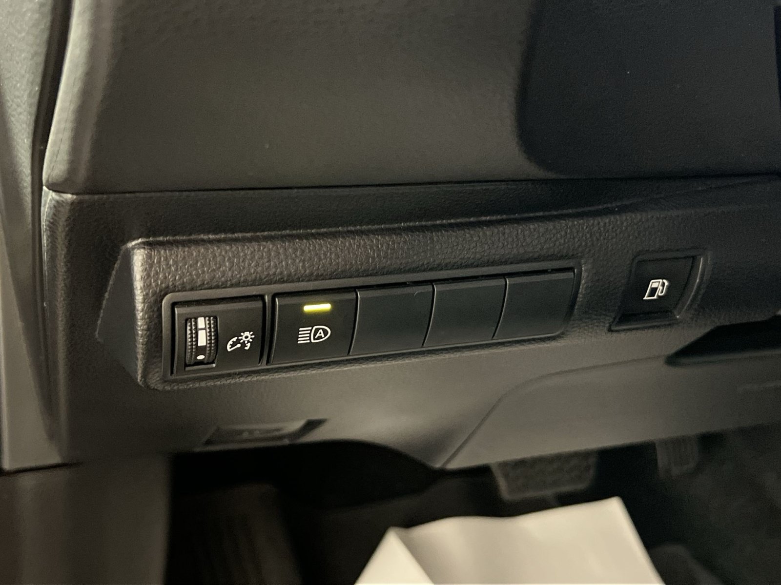 Used 2025 Toyota Corolla LE AWD/4WD image 32
