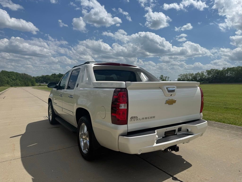 Used 2013 Chevrolet Avalanche LTZ AWD/4WD image 6