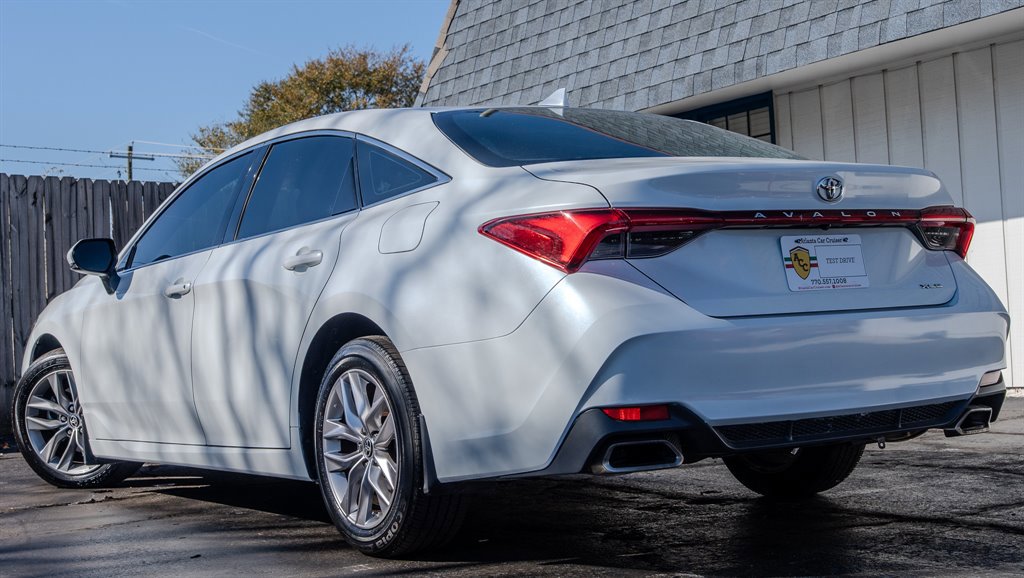 Used 2020 Toyota Avalon XLE FWD image 3