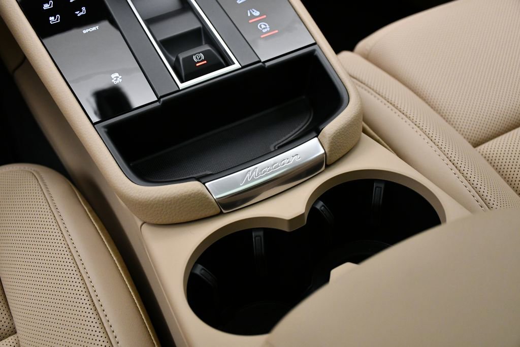 Certified 2025 Porsche Macan image 32