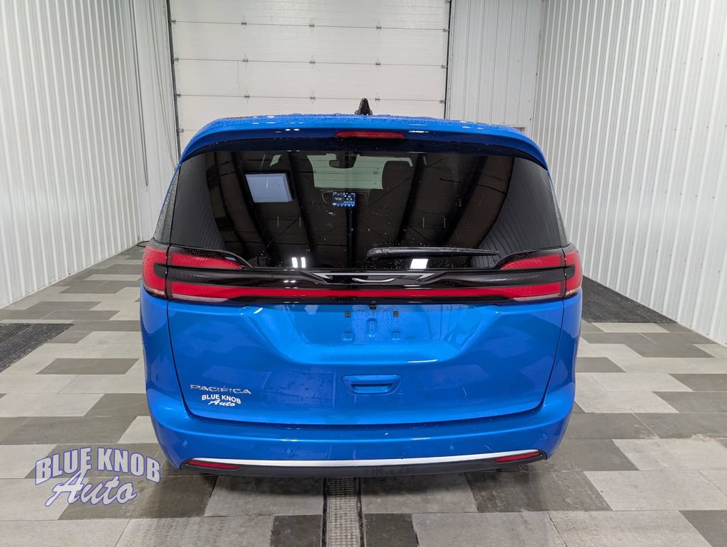 Used 2027 Chrysler Pacifica Select FWD image 3
